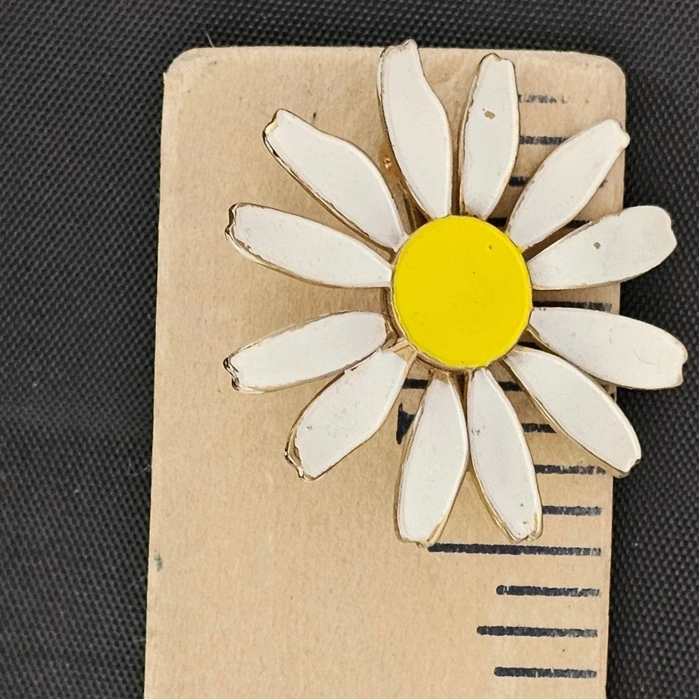 Vintage‎ White Enamel Daisy Flower Brooch Pin Yellow Center Gold Tone Mod 70s